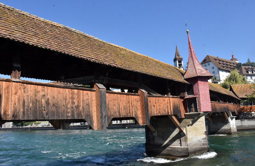 COUP DE FOUDRE SUR LE PONT DE LUCERNE (2)