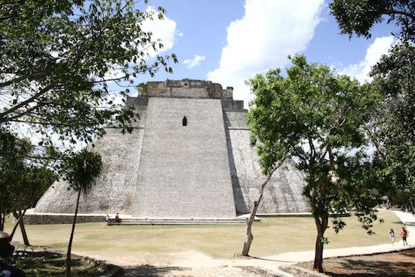 La Ruta Puuc, au sud de Mérida, offre de splendides paysages avec d'incroyables vestiges de la civilisation maya. Temples, pyramides, palais , fresques, la beauté du site d'Uxmal très bien préservé est fascinante. Ces ruines  sont par ailleurs b