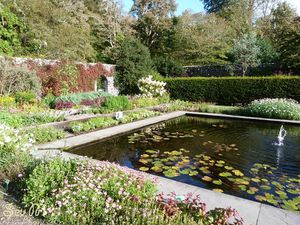 Les jardins du château sont très fleuris, il a une collection d'hortensias de toutes les couleurs.