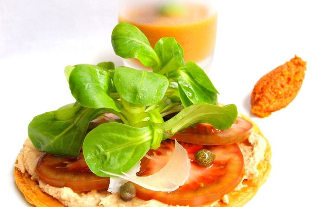 Tarte fine à la tomate sur sa crème de thon, gaspacho de tomates au basilic et pesto de tomates séchées
