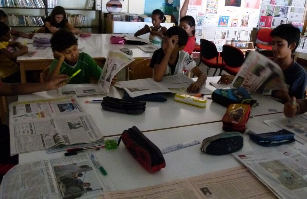 Les élèves de 6è observent l'organisation d'un journal (selon ses règles propres)...La Une, les chapeaux, le corps d'articles.