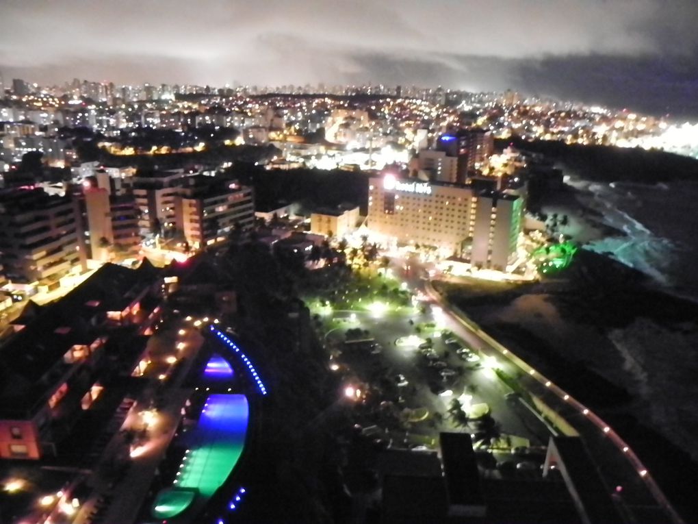 As melhores fotos de Salvador Bahia no Brasil (Brazil). Fotos inéditas, imagens espetaculares da noite em Salvador na praia da Bahia. Foto nova, fotos novas e inéditas da praia na noite de Salvador.