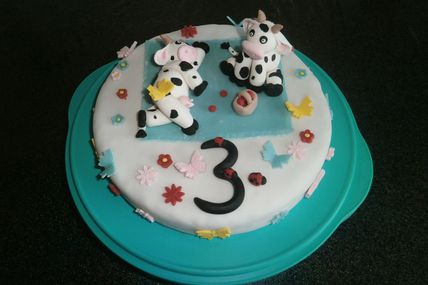 Gâteau d'anniversaire sur le thème de la vache