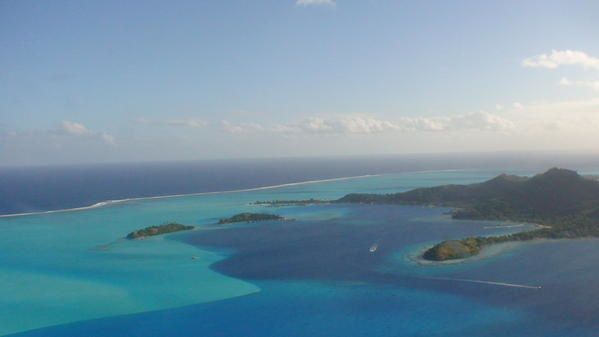 <p>tour de l'ile de bora et visite de tupai, l'ile voisine regardez bien , elle a une forme particulière</p>
<p> d'autres photos à venir !!!</p>
<p> </p>