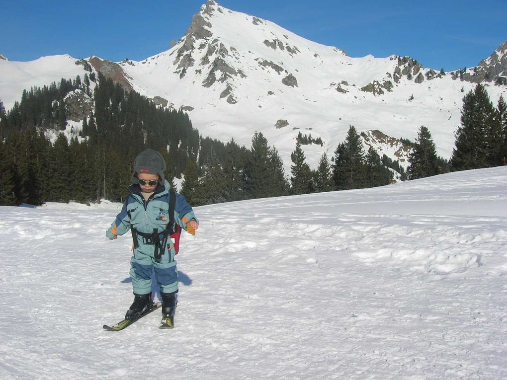 Parce que la montagne ce n'est pas que toute seule ! mais aussi avec deux loulous qui s'en donnent à coeur joie, là haut !