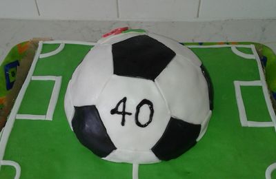 Gâteau d'anniversaire terrain de football