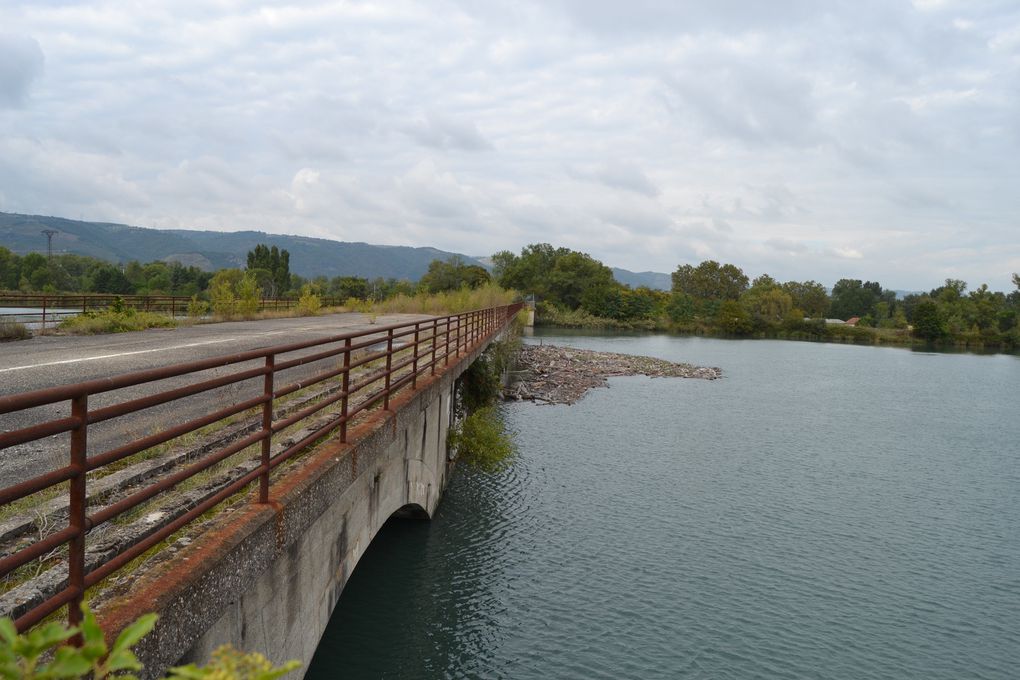 L'aménagement d'un barrage au confluent de l'Isère et du Rhône, à la fin des années 1960, a fait monter le niveau des eaux, fragilisant le vieux pont de 1827, déjà partiellement détruit en 1940 et 1944, et justifiant son remplacement..