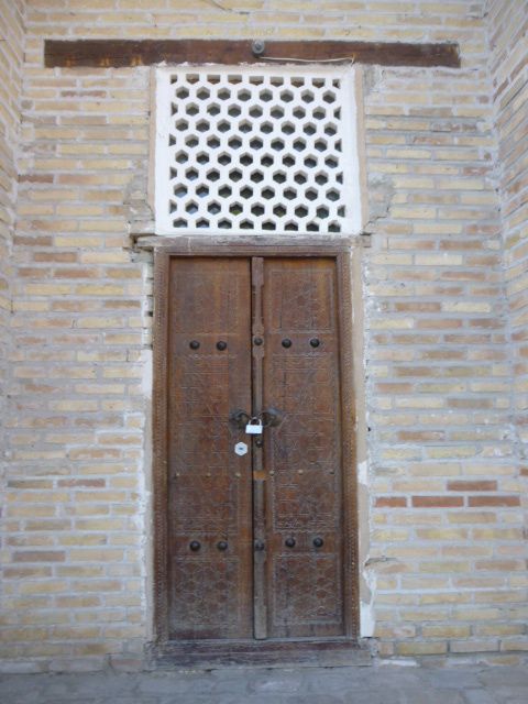 Cette école est riche en mosaïques et  en portes en bois sculptées. 