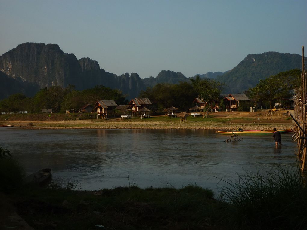 Vang Vieng.
Au choix : visite de cavernes impressionnantes, ou tubing (vous derivez sur la riviere dans une chambre a air, et des bars sur la rive vous envoient une corde pour venir chez eux...) et grand n'importe quoi assez stupefiant...