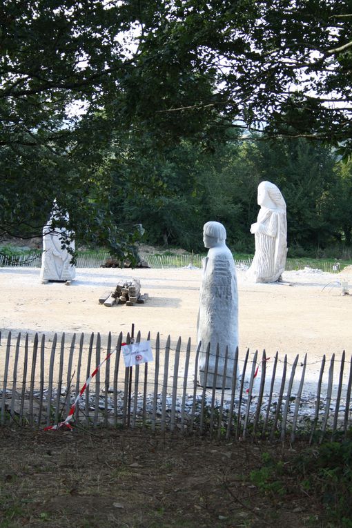 le site de La Vallée des Saints
s à Carnoet 22160 au coeur du centre Bretagne 13 statues monumentales de 3 à 4 mètres de haut et d'une dizaine de tonnes