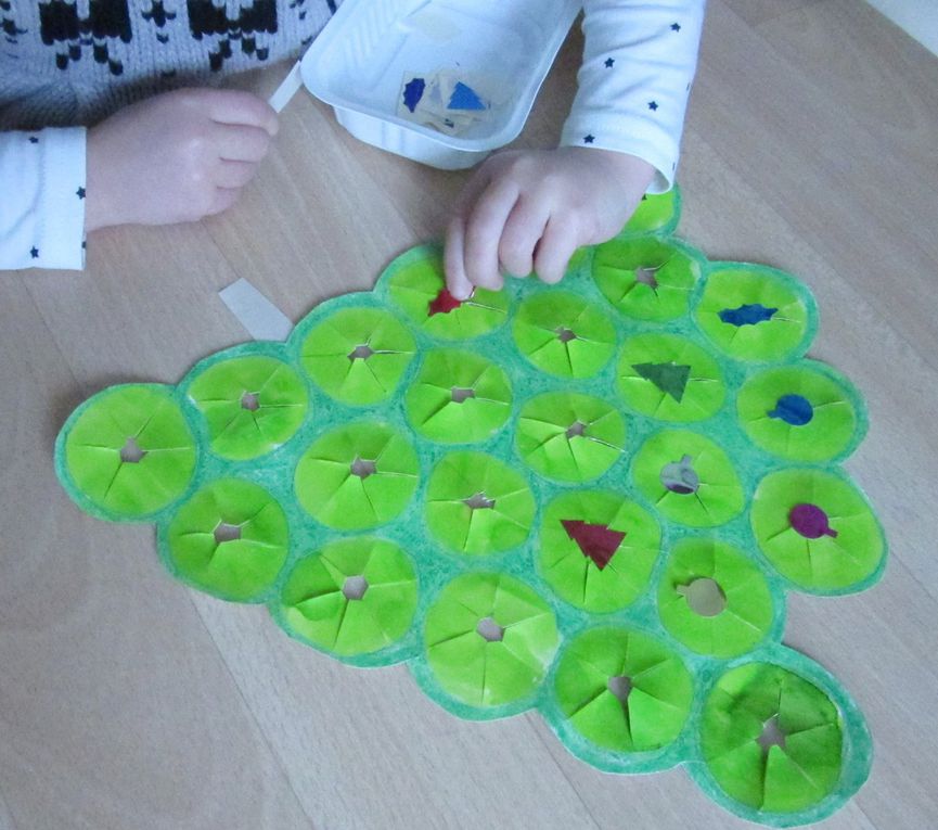     Je découpe des rouleaux de papier toilette en 3 morceaux puis j’agrafe les morceaux entre eux pour former un sapin.     Je trace avec une craie grasse les emplacements.     Les enfants recouvrent d'encre .     Je fais des fentes dans chaque emplacement.     On colle des gommettes.     C'est parti pour la peinture: le dos au rouleau et l'intérieur avec un pinceau. Et on met des paillettes pour faire briller!     Une surprise pour chaque jour....     Ensuite on décore le pot avec des gommettes en forme d'étoiles dorées.     Et pour finir, je mets de la pâte à sel dans le pot pour l'alourdir et "fixer" le sapin. Et on rajoute le Père Noël ( voir l'article pour la création du Père Noël)