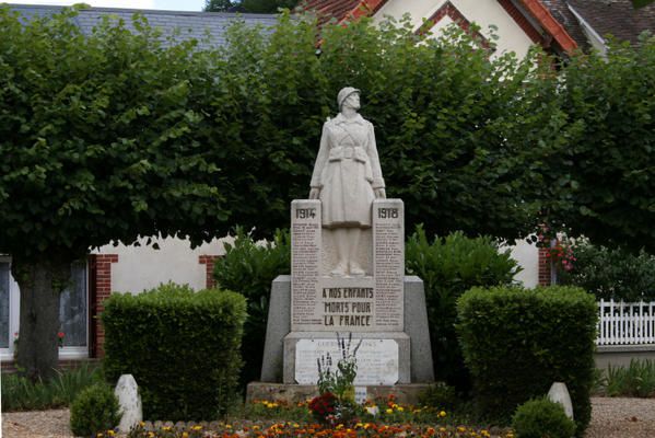 Monument érigé en 1920.
Plaque commémorative de la libération en août 1944, rue de la Libération.