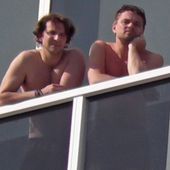 OMG! ¿Qué hacen Bradley Cooper y Leo DiCaprio juntos, semidesnudos y en un hotel?
