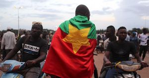 Un manifestant drapé du drapeau du Burkina Faso, le 16 septembre à Ouagadougou. Photo: REUTERS/Joe Penney