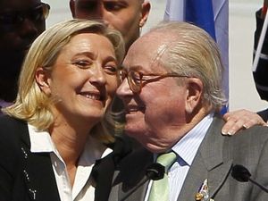 Marine Le Pen veut supprimer la double nationalité...