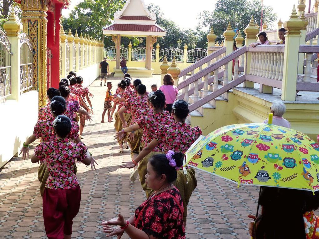 Thot Khatin à Takian Tiah au Wat Weluwanaram