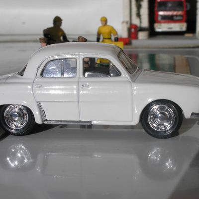 RENAULT- DAUPHINE