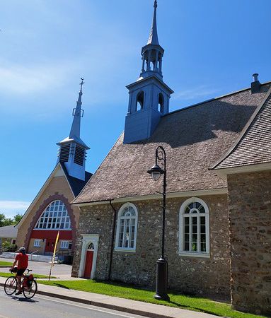 St-Pierre ... Ses fermes avec de belles vues sur le fleuve, ses deux églises, et son Espace Félix Leclerc