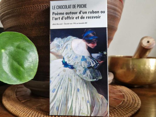 31 mars 2024. Un très grand merci à Fanny M qui m'a envoyé ces photos en ce jour de Pâques depuis la boutique Rendez-vous Chocolat rue des Taillandiers à Paris. Elle a eu la surprise d'y trouver notamment "ma" tablette. Je suis ravie ! La dernière photo montre la tablette qui patiente dans l'écrin de son home sweet home...