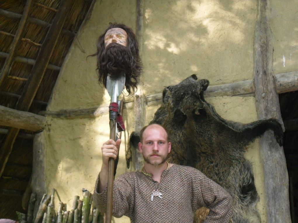 Cunobelenos signifie Chien de Belenos (en gaulois). Jeune et vaillant guerrier, Cunobelenos est aussi notre sculpteur et barde.