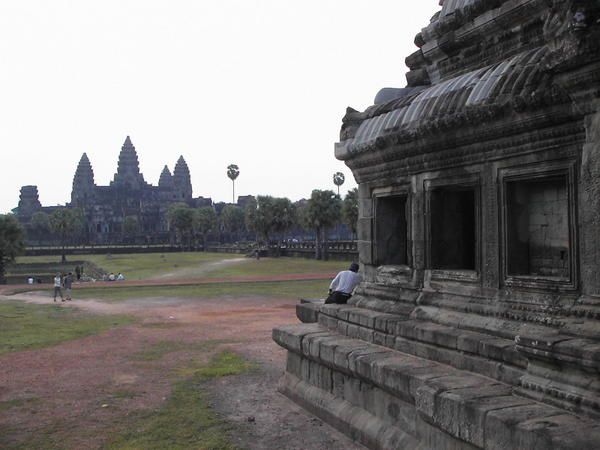 Ah Angkor ! Merveille des Merveilles !<br />Je ne vous mets qu'un petit echantillon de toutes les photos que nous avons prises, pour vous mettre l'eau a la bouche... En attendant la petite seance photo prevue a mon retour (j'en connais qui vont me detester)