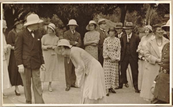 Le poste de douane à Pontaut (Espagne) ; quelques photos de la bonne société coloniale en Afrique. Archives de l'Outre-Mer.