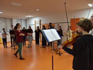 L'orchestre des  classes CHAM du collège Max-Jacob en concert à l'école Paul-Langevin