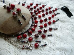 Tango - Parure collier plastron et boucles d'oreille aux perles rouges et anthracites de style boho chic 