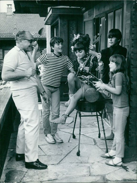 1967, Sardinia - AP wire cable: "Beautiful Liza Todd, ten-year-old daughter of Elizabeth Taylor, is being introduced to the art of posing by film director Joseph Losey who is currently shooting "Goforth". And she is doing well by the look of these pictures." Liza' sister Maria and brothers Michael Jr. and Christopher are admiring the transformation of their sibling into a Japaneese beauty - Liza Todd Burton made Up by Emile Jutzeler for "The Tournesor" School Play.