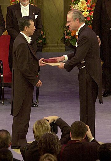 Photos prises le 16 mars lors de l'inauguration de la Médiathèque Gao Xingjian et 2 photos complémentaires (oeuvre peinte de l'artiste et réception du Prix Nobel par l'artiste en 2000 des mains du roi de Su-de Carl Gustav XVI.