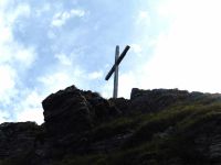 Un cahot de rochers. Une gouille sur un fond de glaciers (mt Pourri et Grande Casse). La croix du Berger.
