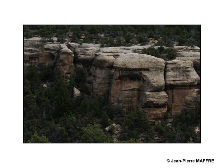 Le parc National Mesa Verde est l'un des quelques parcs des USA qui abritent sous d'immenses falaises de grès d'anciennes habitations troglodytiques. Elles ont été  construites par des Indiens entre le 6ème et le 14ème siècle.
