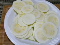 1 - Peler la courgette et la couper en rondelles. Faire de même avec les pommes de terre. Réserver