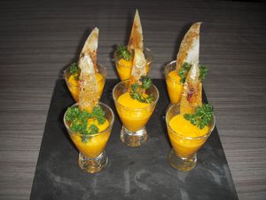 Verrine velouté de carotte et persil frit