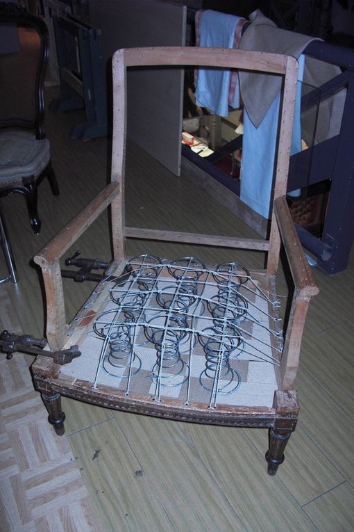 ainsi débute la restauration des fauteuils, qui avance et se termine à la maison.14 avril 2015