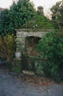 Chapelles, fours, puits, manoirs,fontaines, croix disséminés sur tout le territoire de commune.

Collectage réalisé par Clément DANIEL