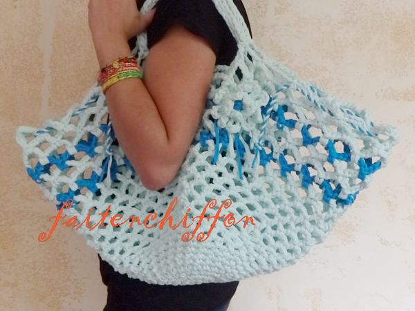 Sac de plage en filet de trapilho crocheté