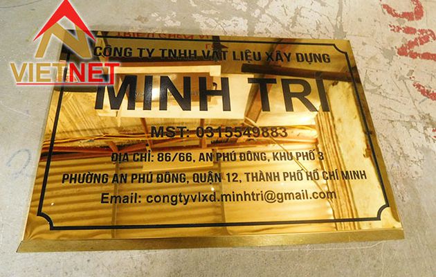 Bảng inox ăn mòn tên công ty VLXD Minh Trí