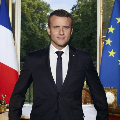 Le portrait officiel de Macron lu par Robert Liris