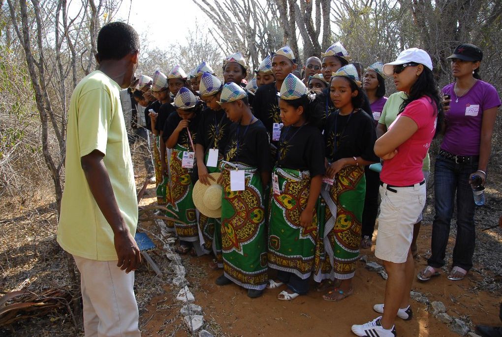 Vacances studieuses des lauréats du BEPC malgache 2010 à Ifaty avec Mialy Rajoelina