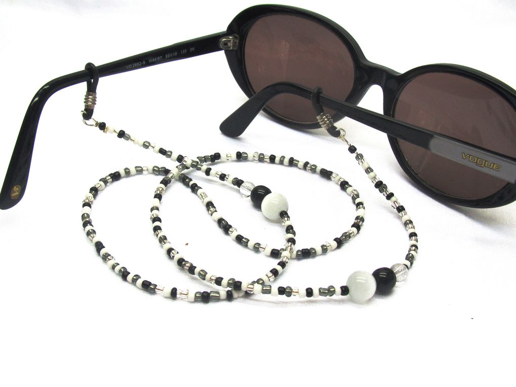Cordon lunettes perlé, perles de rocaille noires et blanches, cadeau mamie original