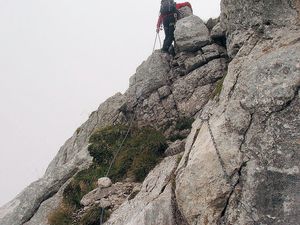 Le début de l'escalade de l'arête.  Jean-Paul franchit le seul passage équipé (chaîne)