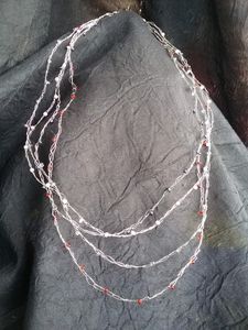 Collier 4 fils avec perles de couleur rose,rouge,noir et transparent