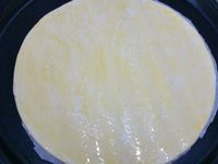 1 - Mettre le four à préchauffer th 6 (180°). Laver le chou dans une grande quantité d'eau vinaigrée, rincer et égoutter. L'émincer en julienne et mettre à pocher pour 3 mn environ dans une casserole d'eau bouillante. Egoutter et réserver. Dérouler la pâte feuilletée, la découper en un disque de 18 cm environ à l'aide d'un cercle. La placer sur une plaque allant au four, badigeonner avec le j'aune d'oeuf, recouvrir d'une feuille de papier sulfurisé, d'une deuxième plaque et enfourner pour 10 mn environ th 6 (180°). Pendant que votre pâte cuit, préparer votre fond de veau, y plonger la saucisse à froid, porter à ébullition et laisser cuire pendant 20 mn.