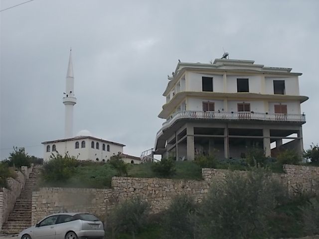 des salines, Bérat "la ville aux mille fenêtres", son université, ses mosquées, son église orthodoxe,  sa forteresse et ses maisons traditionnelles ottomanes collées les unes aux autres.