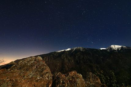 Le massif du Canigou et ses monts enneigés sous les étoiles