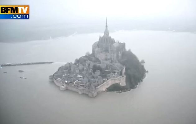 VIDEO - le Mont Saint-Michel redevient une île, le temps de la Marée du Siècle