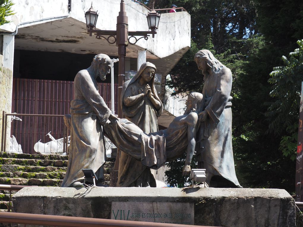 Le Monserrate (Diaporama): Ce mont surplombant la ville de Bogota permet d'avoir une vue impressionnante sur la capitale. On atteint son sommet de 3 manières possibles : a pied (chose encore impossible lors de notre première visite il y a 10 ans à cause de l'insécurité), en funiculaire ou encore en téléphérique.  En face, on aperçoit le cerro de Guadalupe, lui même surplombé d'une imposante statue de la vierge.