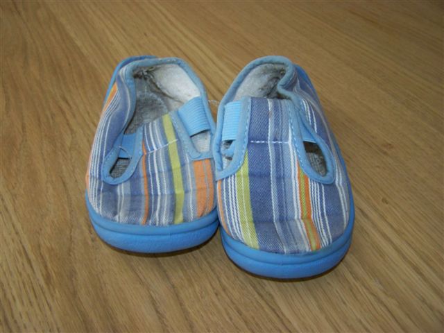 des chaussures et chaussons en très bon état, de la taille naissance à la taille 27