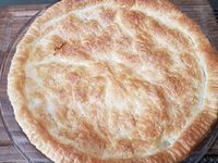 1 - Mettre votre four à préchauffer th 6 (180°). Préparer une crème pâtissière (voir recette sur lien ci-dessous), la laisser tiédir un peu, la filmer au contact et la mettre au réfrigérateur pour qu'elle soit froide. Etaler la pâte feuilletée, en foncer un moule à tarte, piquer la pâte à la fourchette. Recouvrir la pâte d'une feuille de papier sulfurisé, puis de billes ou de légumes secs (haricots, lentilles, pois chiches ...) et mettre au four th 6 (180°) pour cuire à blanc pendant 10 à 15 mn. Pendant ce temps, peler la manque et la tailler en fines lamelles, laver les myrtilles, framboises et fraises et équeuter ces dernières. En découper quelques unes en fines lamelles. Sortir la tarte du four lorsqu'elle est bien dorée et laisser refroidir. 